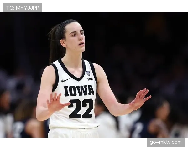 季前训练营花絮：状元秀凯特琳·克拉克与队友的第一次全场对抗